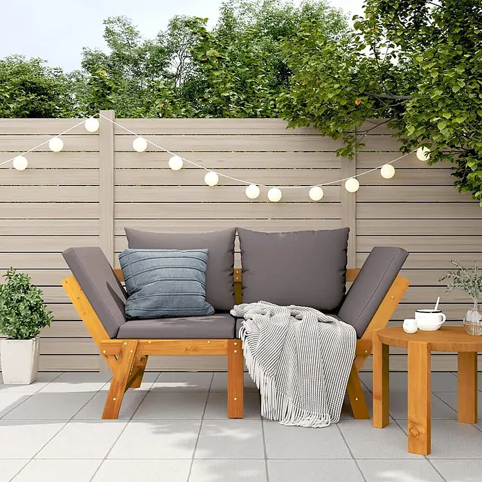 Furnicato Gartenbank Akazien-Massivholz geölt - B x T x H: 205 x 74 x 66 cm, Dunkelgrau - Hölzerne Gartenbank mit dunkelgrauen Kissen, einer gestreiften Decke und einem blauen Kissen.