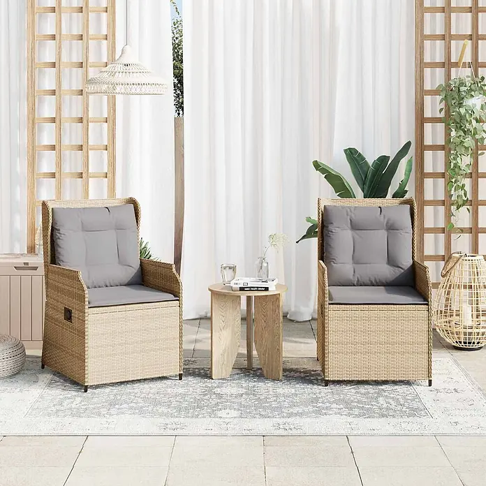 Furnicato Gartenbank - B x T x H: 55 x 67 x 95 cm, Beige und Grau - Zwei Outdoor-Sessel aus Naturrattan mit grauen Kissen und ein heller Beistelltisch auf einer Terrasse.