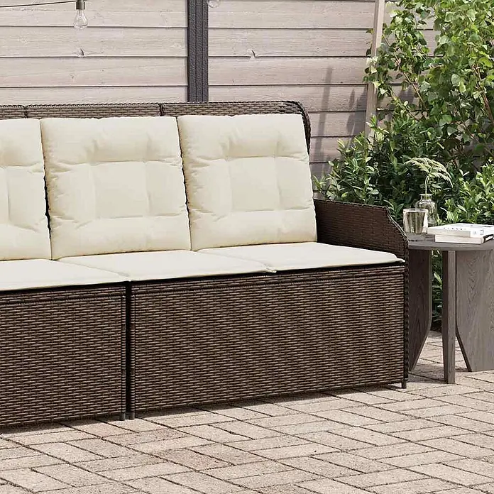 Furnicato Gartenbank PE-Rattan - B x T x H: 110 x 95 x 85 cm, Braun - Braunes Rattan-Gartensofa mit cremefarbenen Kissen auf einer Terrasse.