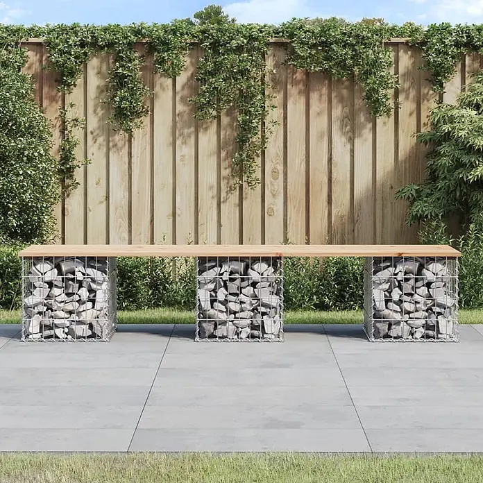 Furnicato Gartenbank Kiefernholz - B x T x H: 203 x 44 x 42 cm, Natürliche Kiefer - Lange Gartenbank mit heller Holzplatte und drei grauen Steingabion-Untergestellen, in einem Garten.