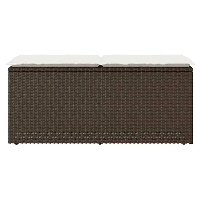 Furnicato Gartenbank PE-Rattan - B x T x H: 110 x 40 x 44 cm, Braun - Braune Rattan-Sitzbank mit Stauraum und zwei weißen Kissen.
