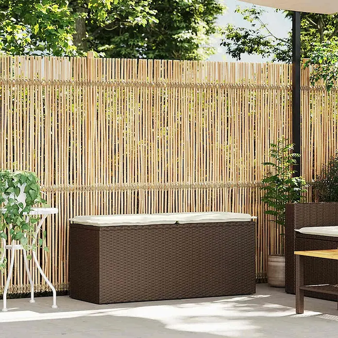 Furnicato Gartenbank PE-Rattan - B x T x H: 110 x 40 x 44 cm, Braun - Dunkelbraune Rattan-Gartenbox mit Kissen auf einer Terrasse.