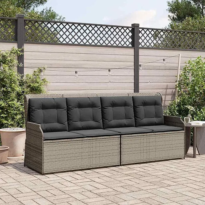 Furnicato Gartenbank - B x T x H: 95 x 110 x 95 cm, Grau - Grau-rattanes Outdoor-Sofa mit dunkelgrauen Kissen auf einer Terrasse vor einem Gartenzaun.