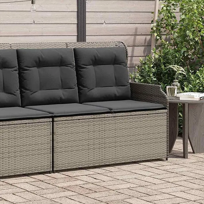 Furnicato Gartenbank - B x T x H: 95 x 110 x 95 cm, Grau - Hellbraunes Rattan-Gartensofa mit dunkelgrauen Kissen auf gepflasterter Terrasse.