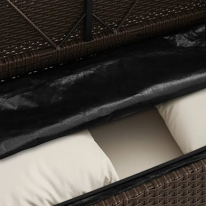 Furnicato Gartenbank - B x T x H: 120 x 50 x 90,5 cm, Braun - Brauner Rattan-Aufbewahrungsbox für draußen, geöffnet, mit schwarzer wasserdichter Auskleidung und hellen Kissen.