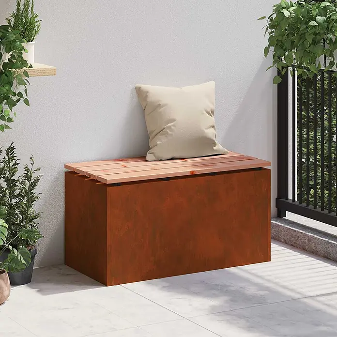 Furnicato Gartenbank Douglasienholz lackiert - B x T x H: 40 x 80 x 43 cm, Wetterfeststahl - Cortenstahl-Sitzbank mit Holzplatte und beigem Kissen auf einem sonnigen Balkon.
