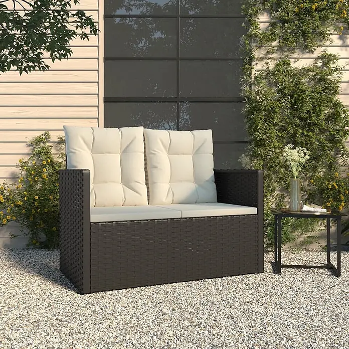 Furnicato Gartenbank - B x T x H: 56 x 105 x 75 cm, Schwarz - Dunkelbraunes Outdoor-Liebesoofa im Rattan-Stil mit hellbeigen Kissen auf Kies, ideal zum Entspannen im Freien.