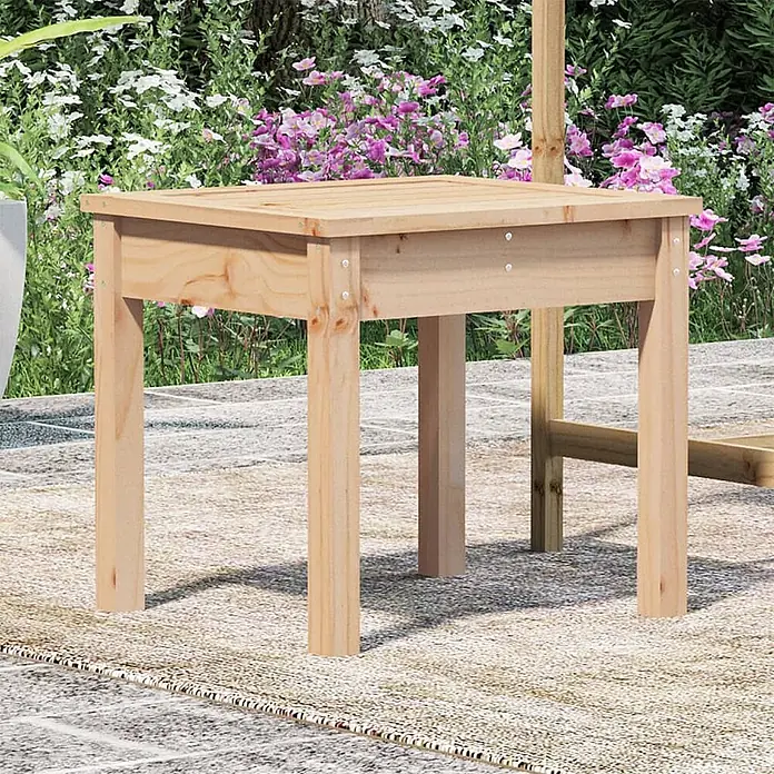 Furnicato Gartenbank Kiefer-Massivholz - B x T x H: 50 x 44 x 45 cm, Natürliche Kiefer - Heller quadratischer Gartentisch aus Holz mit Lattenplatte, auf einer Terrasse vor Blumen.