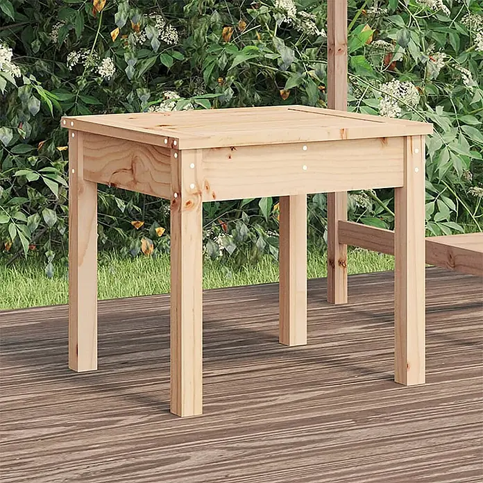 Furnicato Gartenbank Kiefer-Massivholz - B x T x H: 50 x 44 x 45 cm, Natürliche Kiefer - Quadratischer heller Kiefernholz-Outdoor-Tisch auf einer Holzterrasse, umgeben von grünen Pflanzen.
