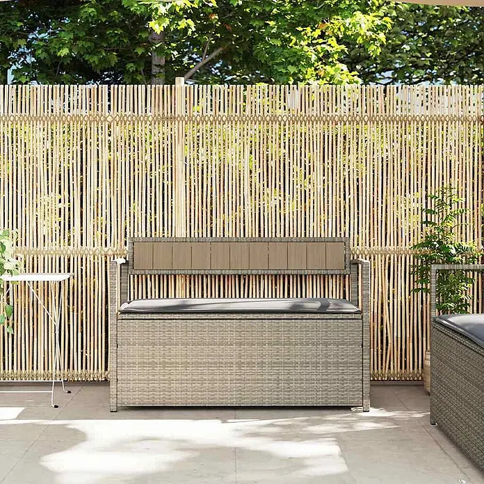 Furnicato Gartenbank PE-Rattan - B x T x H: 111,5 x 54 x 74 cm, Hellgrau und Dunkelgrau - Graue Rattan-Optik Gartenaufbewahrungsbank mit Kissen und brauner Rückenlehne.