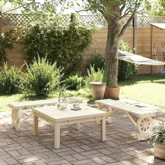 Furnicato Gartenbank Tannen-Massivholz - B x T x H: 115 x 28 x 39,5 cm, Braun - Heller Holztisch und zwei Bänke mit Rad-Enden für draußen auf einer Terrasse.