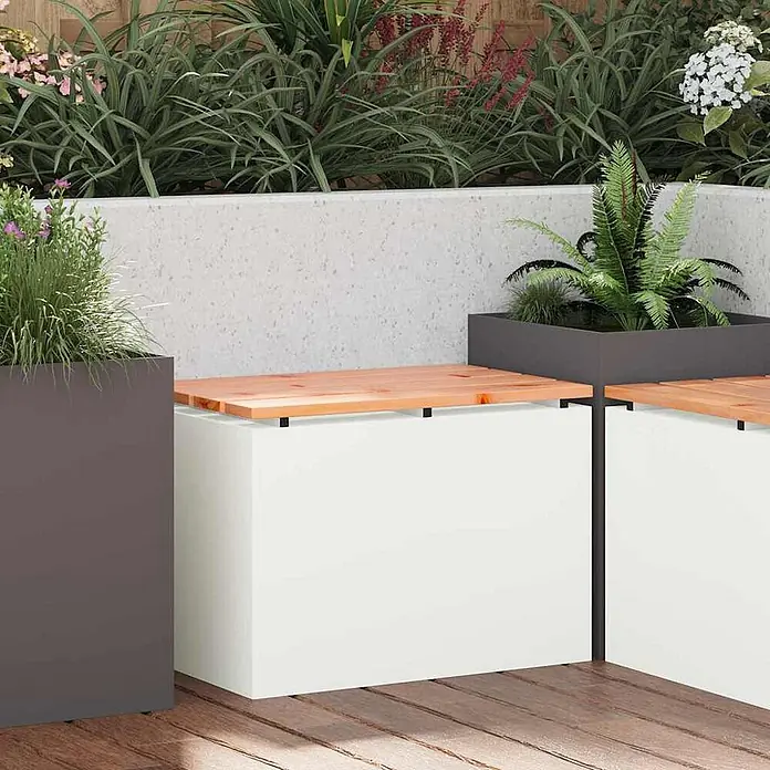Furnicato Gartenbank Douglasienholz lackiert - B x T x H: 40 x 60 x 43 cm, Weiß - Modulare Outdoor-Pflanzgefäß- und Sitzeinheit aus dunkelgrauem Metall, weißer Basis und natürlichen Holzlatten, in einem modernen Garten.