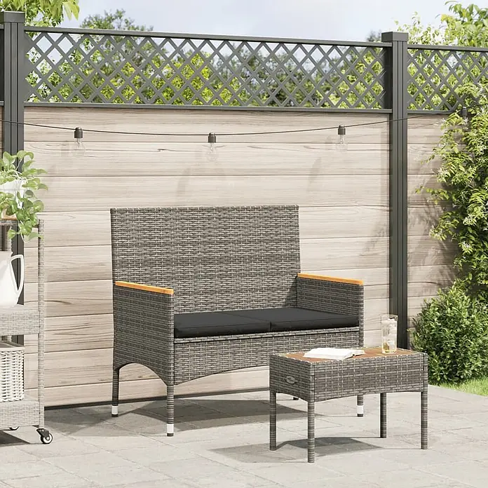Furnicato Gartenbank - B x T x H: 90 x 54 x 85 cm, Grau - Graue Rattan-Outdoor-Sitzbank mit schwarzen Kissen und passendem Beistelltisch.