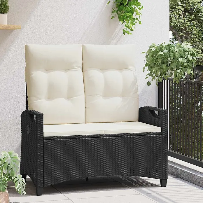Furnicato Gartenbank pulverbeschichtet Creme - B x T x H: 60 x 105 x 112 cm, Schwarz und Creme - Schwarze Rattan-Gartenbank mit Stauraum und cremefarbenen Kissen auf einem Balkon.