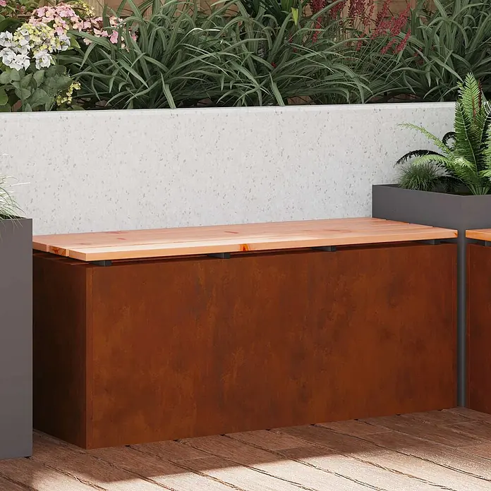 Furnicato Gartenbank - B x T x H: 40 x 40 x 43 cm, Wetterfeststahl - Gartenbank mit rostfarbenem Cortenstahl-Look Unterbau und heller Holzplatte, integriert mit dunkelgrauem Pflanzgefäß inmitten üppiger Bepflanzung.