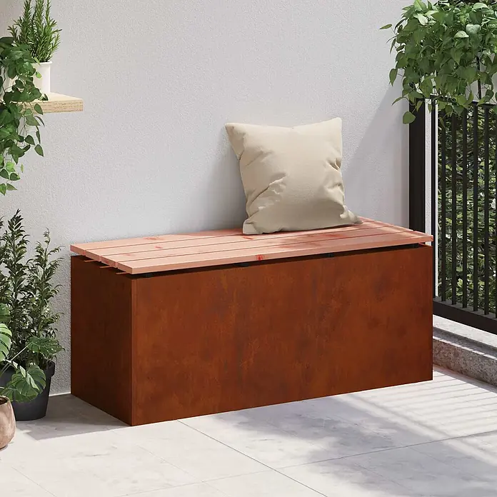Furnicato Gartenbank - B x T x H: 40 x 40 x 43 cm, Wetterfeststahl - Cortenstahl-Sitzbank mit Holzlatten-Deckel und beigem Kissen auf einer Terrasse.