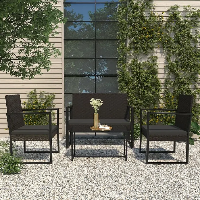 Furnicato Gartenbank PE-Rattan - B x T x H: 106 x 57 x 74,5 cm, Schwarz - Outdoor-Terrassenmöbel-Set mit zwei dunkelbraunen Korbsesseln, einem Zweisitzer-Sofa und einem Couchtisch, alle mit schwarzen Metallrahmen und dunkelgrauen Polstern.