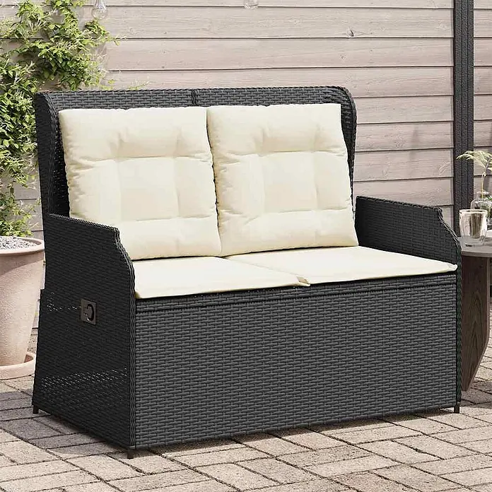 Furnicato Gartenbank PE-Rattan - B x T x H: 110 x 95 x 85 cm, Schwarz - Dunkelgraue Rattan-Sitzbank mit Cremefarbenen Kissen auf einer Terrasse. Bietet Sitzgelegenheiten und Stauraum im Freien.