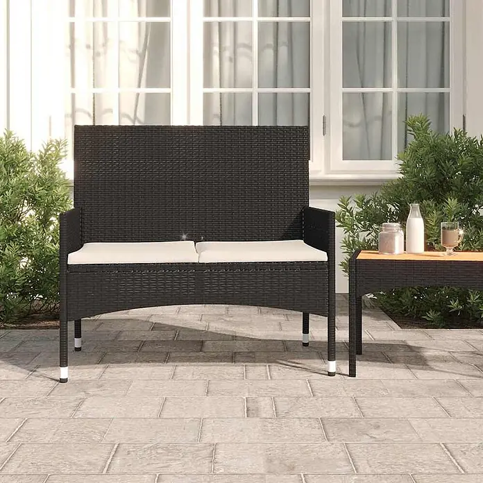 Furnicato Gartenbank - Schwarz und Creme - Schwarze Rattan-Gartenbank mit cremefarbenen Kissen auf einer Terrasse, mit passendem Beistelltisch.
