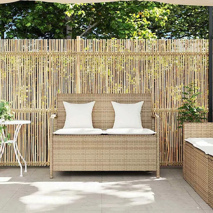 Furnicato Gartenbank - B x T x H: 111 x 56 x 87 cm, Beige und Creme - Helle braune Rattan-Gartenbank für 2 Personen mit weißen Kissen auf einer Terrasse.