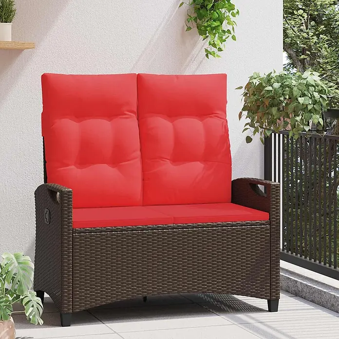 Furnicato Gartenbank pulverbeschichtet - B x T x H: 60 x 105 x 112 cm, Braun und Rot - Braune Rattan-Gartensitzbank für zwei Personen mit roten Kissen auf einem Balkon.