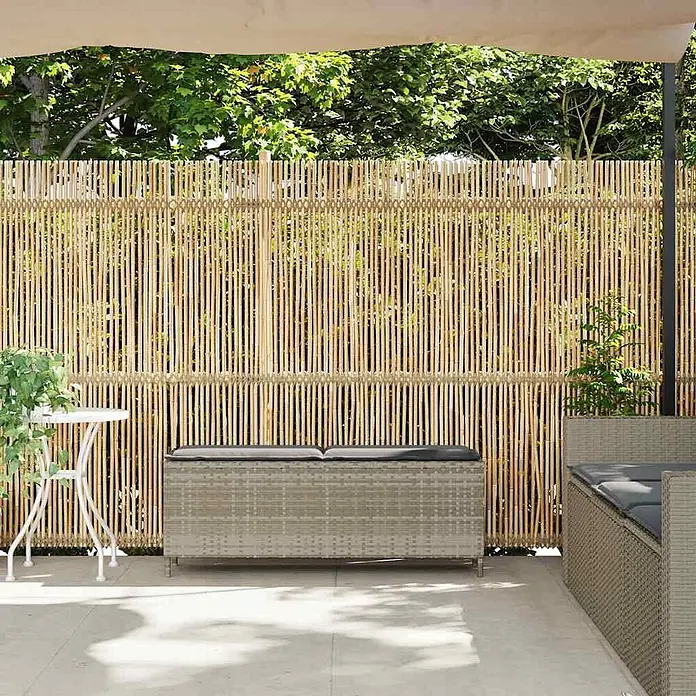 Furnicato Gartenbank PE-Rattan - B x T x H: 110 x 30 x 40,5 cm, Hellgrau und Dunkelgrau - Sichtschutzzaun aus natürlichem Bambus auf einer Terrasse.