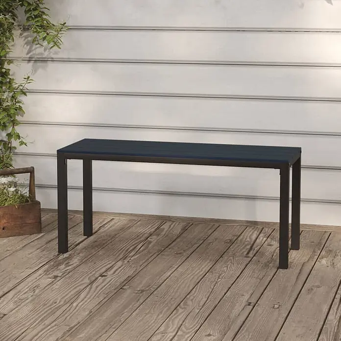 Furnicato Gartenbank WPC - B x T x H: 110 x 39 x 45 cm, Schwarz - Dunkelblaue Outdoor-Bank mit schwarzem Metallrahmen auf Holzdeck.