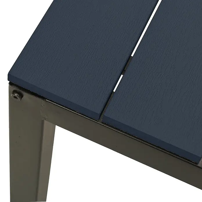 Furnicato Gartenbank WPC - B x T x H: 110 x 39 x 45 cm, Schwarz - Nahaufnahme einer dunkelblauen, texturierten Outdoor-Tisch-/Bankoberfläche mit dunklem Metallrahmen.