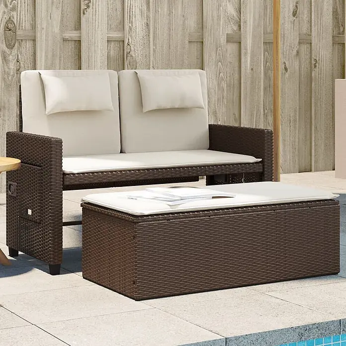 Furnicato Gartenbank - B x T x H: 58 x 58 x 83 cm, Braun - Braunes Rattan-Gartenmöbelset mit Zweisitzer, cremefarbenen Kissen und Aufbewahrungsbank auf Fliesen.