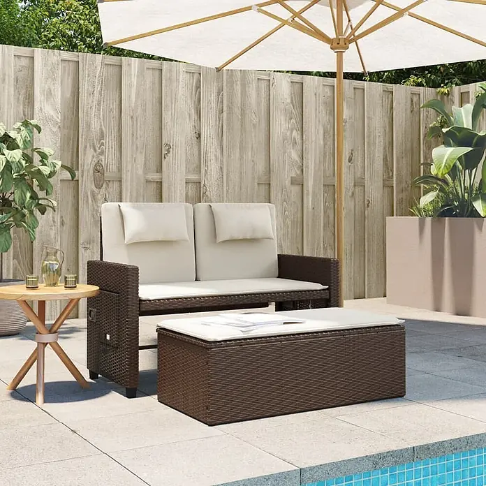 Furnicato Gartenbank - B x T x H: 58 x 58 x 83 cm, Braun - Braune Rattan-Gartenlounge-Set mit Zweisitzer-Sofa und rechteckigem Aufbewahrungstisch, cremefarbenen Polstern, auf einer Terrasse am Pool.