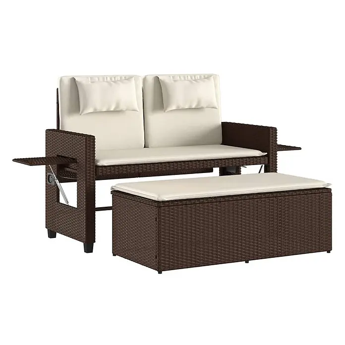 Furnicato Gartenbank - B x T x H: 58 x 58 x 83 cm, Braun - Braunes Rattan-Gartensofa mit cremefarbenen Kissen, ausziehbaren Beistelltischen und passendem Aufbewahrungs-Hocker.