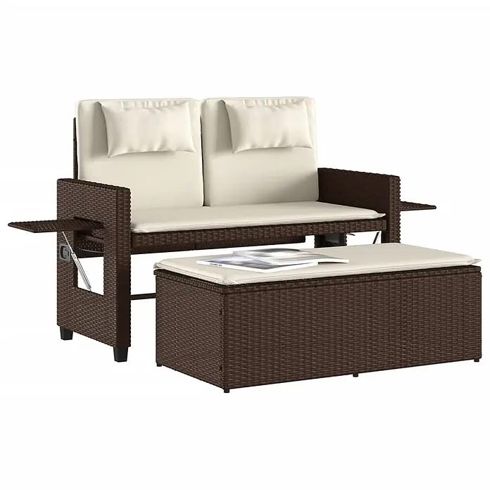 Furnicato Gartenbank - B x T x H: 58 x 58 x 83 cm, Braun - Braunes Rattan-2-Sitzer-Sofa mit cremefarbenen Kissen, integrierten Ausziehtischen und passender Aufbewahrungsottomane.