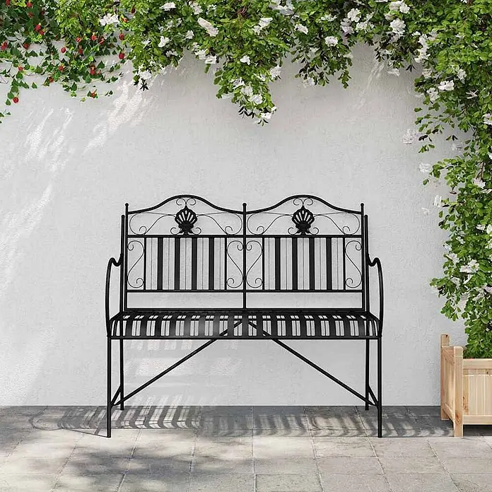Furnicato Gartenbank Stahl - B x T x H: 59 x 103,5 x 89 cm, Schwarz - Schwarze, verzierte Metall-Gartenbank mit Muschelmotiv, draußen platziert.