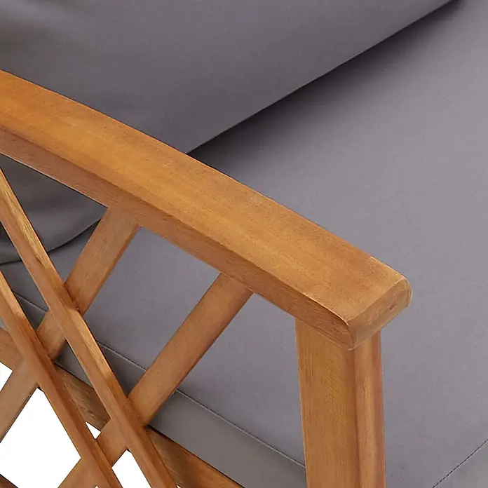 Furnicato Gartenbank Akazien-Massivholz geölt - B x T x H: 119 x 67 x 83 cm, braun und dunkelgrau - Hölzerne Armlehne mit dekorativer Gitterseitenwand und grauem Kissen.