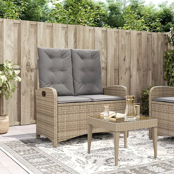 Furnicato Gartenbank - B x T x H: 86 x 86 x 93 cm, Beige und Grau - Beigefarbenes Rattan-Gartensitzset mit grauen Kissen auf einer Terrasse, bestehend aus Zweisitzerbank, Sessel und Couchtisch.