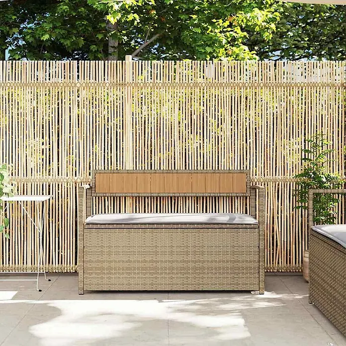 Furnicato Gartenbank - B x T x H: 111,5 x 54 x 74 cm, Beige und Hellgrau - Beige Outdoor-Sitzbank aus Rattan-Optik mit Holzlehne und hellem Kissen auf einer Terrasse.