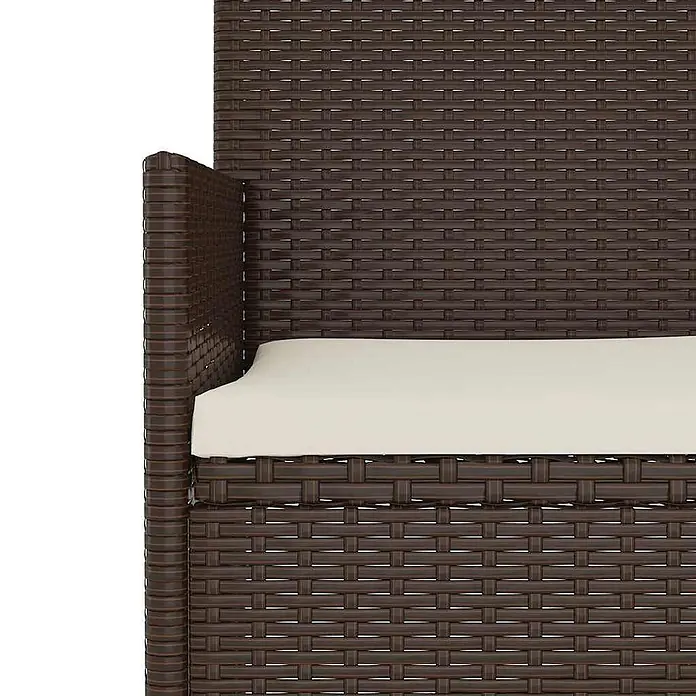 Furnicato Gartenbank - Braun - Braune geflochtene Rattan-Gartenmöbel mit beigem Kissen.
