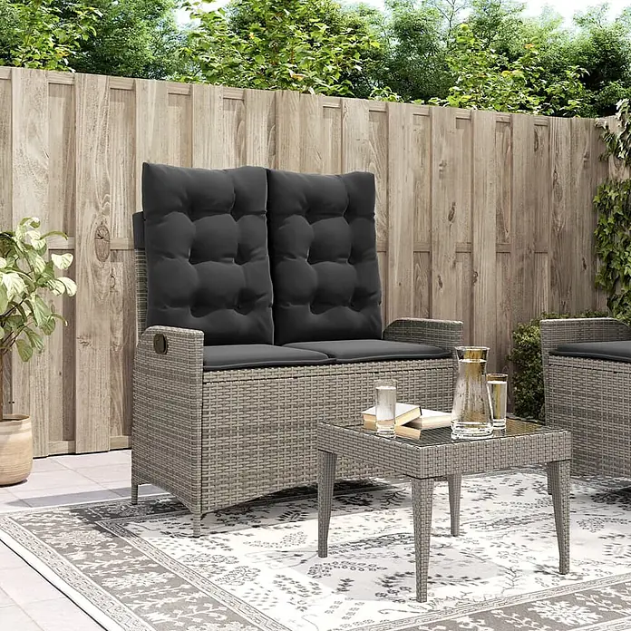 Furnicato Gartenbank - B x T x H: 59 x 86 x 93 cm, Grau - Graue Rattan-Sitzgruppe für den Außenbereich mit schwarzen Kissen und Glastisch auf einem Terrassenteppich.