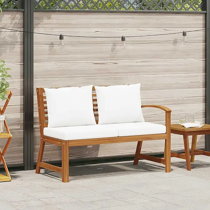 Furnicato Gartenbank - Creme - Hölzerne Outdoor-Bank mit weißen Kissen auf einer Terrasse. Bietet bequem Platz für zwei Personen.