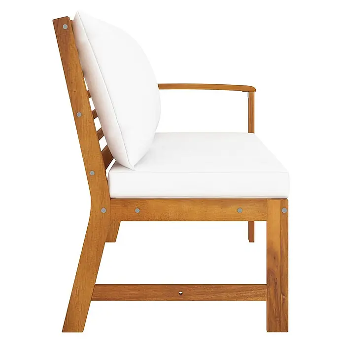 Furnicato Gartenbank - Creme - Seitenansicht einer Gartenbank aus Holz mit Armlehnen und weißen Kissen.