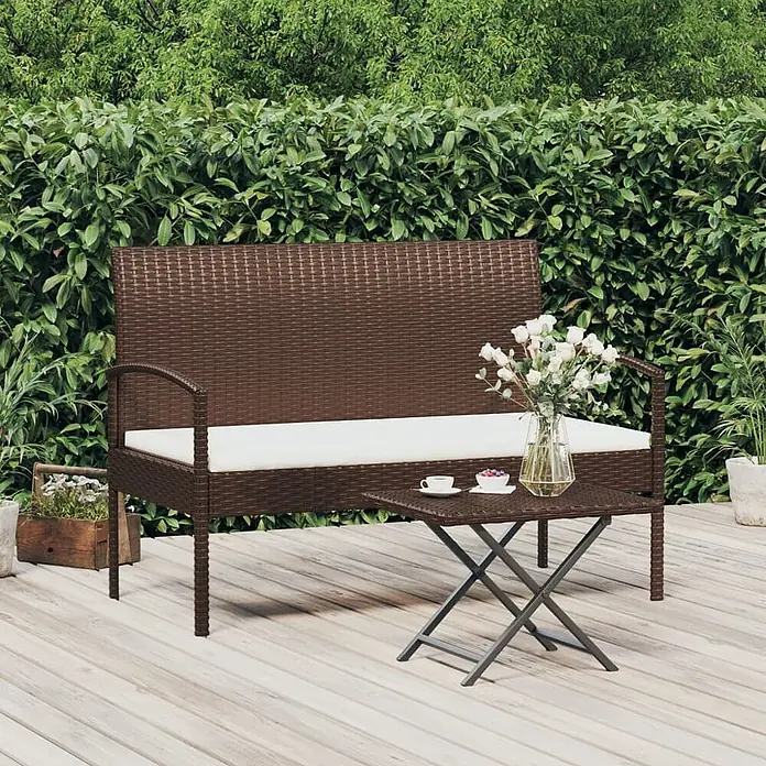Furnicato Gartenbank PE-Rattan - B x T x H: 58 x 105 x 74 cm, Braun - Braune Rattan-Gartenbank mit weißem Kissen und passendem Beistelltisch auf einer Holzterrasse im Garten.