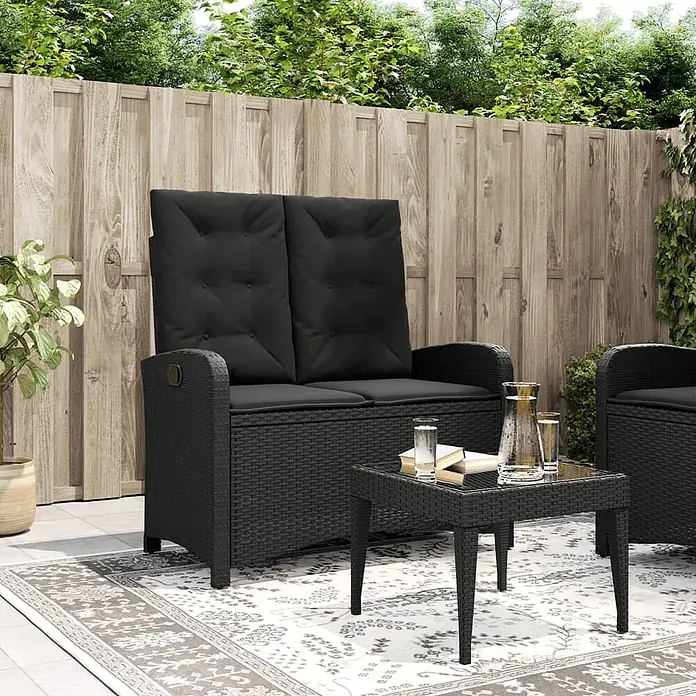 Furnicato Gartenbank - B x T x H: 59 x 86 x 93 cm, Schwarz - Schwarzes Rattan-Gartenset mit Sofa, Kissen und passendem Couchtisch auf Terrasse.