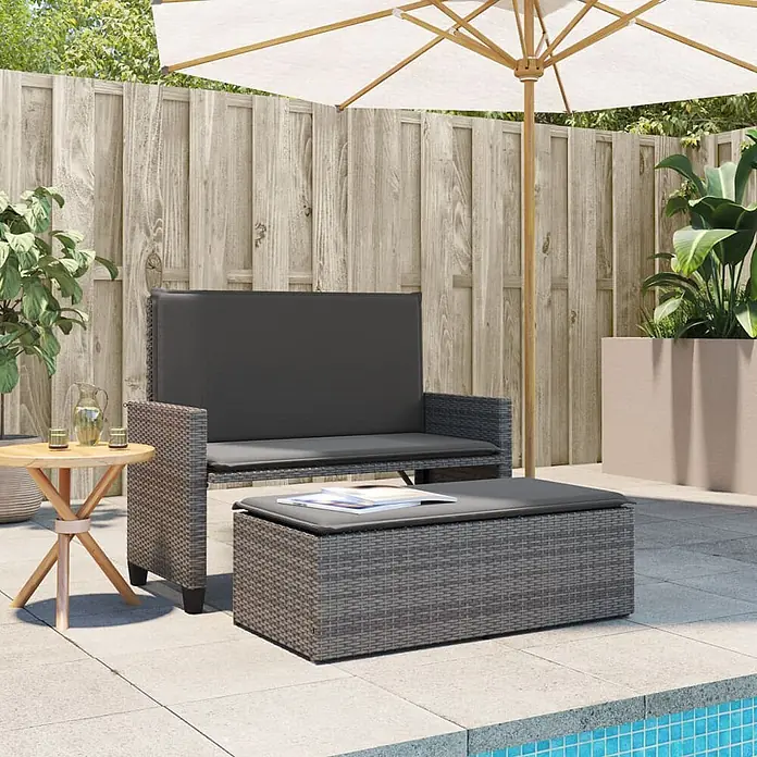 Furnicato Gartenbank - B x T x H: 55 x 55 x 97 cm, Grau - Grau-Rattan-Gartensofa mit dunkelgrauen Kissen und passendem Couchtisch/Ottomane auf einer Terrasse.