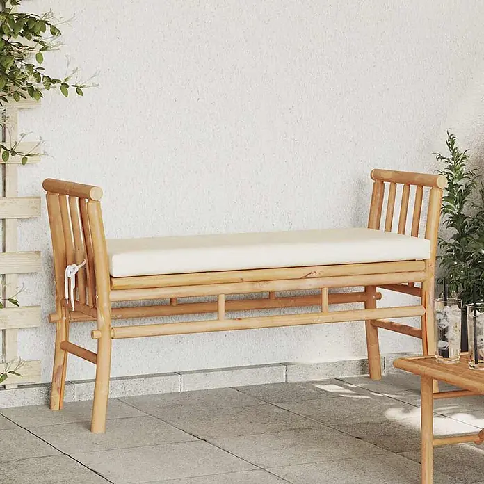 Furnicato Gartenbank - B x T x H: 38 x 38 x 65 cm, Cremeweiß - Bambus Gartenbank mit cremefarbenem Kissen auf einer gefliesten Terrasse.