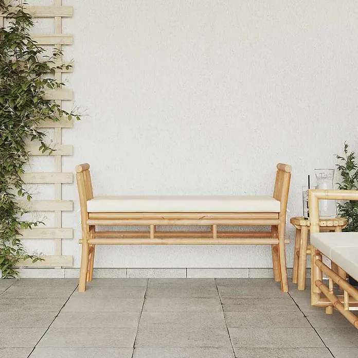 Furnicato Gartenbank - B x T x H: 38 x 38 x 65 cm, Cremeweiß - Bambusbank mit cremefarbenem Kissen auf einer Terrasse.