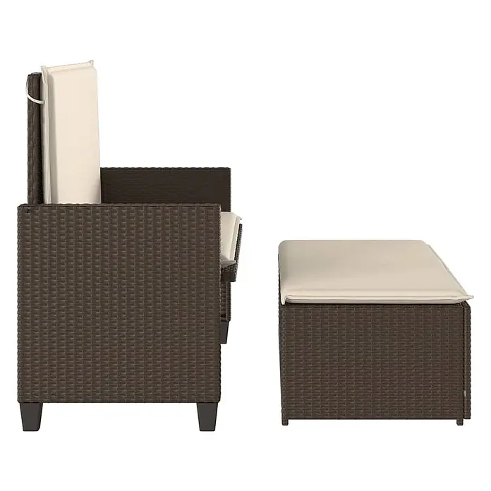 Furnicato Gartenbank PE-Rattan - B x T x H: 122 x 115 x 61,5 cm, Braun - Seitenansicht eines dunkelbraunen Rattan-Gartensessels mit cremefarbenen Kissen und passendem Hocker.