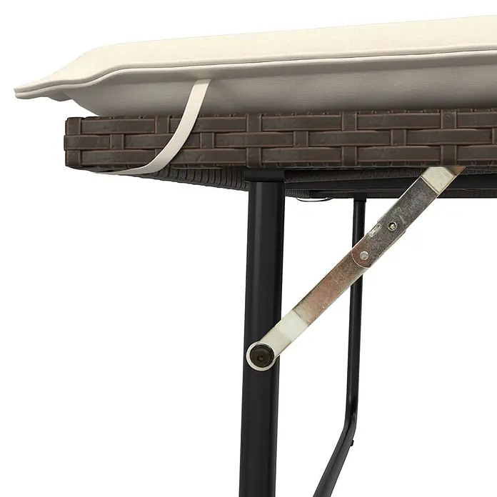 Furnicato Gartenbank PE-Rattan - B x T x H: 122 x 115 x 61,5 cm, Braun - Beiges Kissen mit Gurt auf braunen Rattanmöbeln, zeigt schwarze Metallbeine und ein silbernes Klappscharnier.