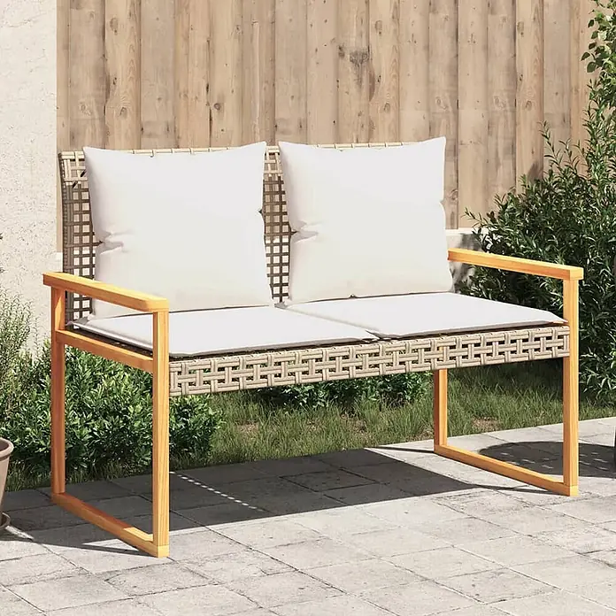 Furnicato Gartenbank PE-Rattan - B x T x H: 119 x 61 x 79 cm, Mischung aus Beige - Outdoor-Bank mit hellem Holzrahmen, beigefarbenem Geflecht und weißen Kissen auf einer Terrasse.