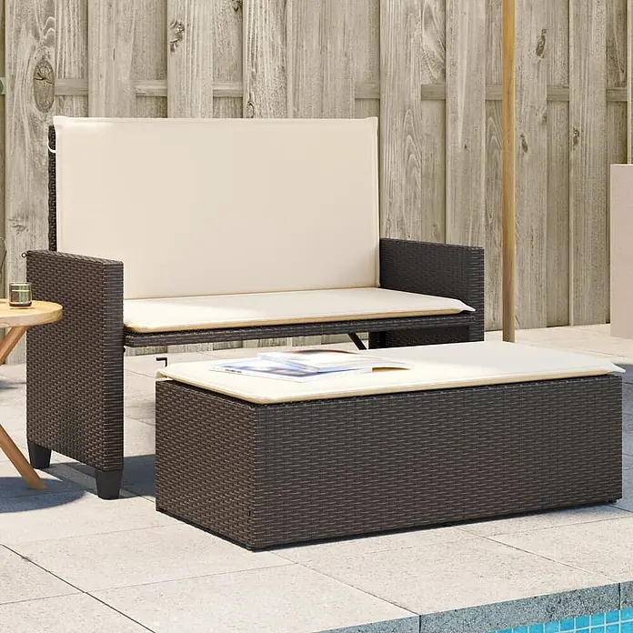 Furnicato Gartenbank PE-Rattan - B x T x H: 122 x 115 x 61,5 cm, Braun - Dunkelbraune Rattan-Outdoor-Bank mit cremefarbenen Kissen und passender Aufbewahrungsbox auf einer Terrasse.