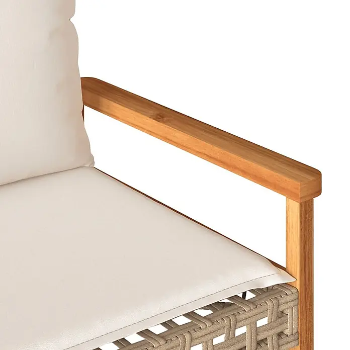 Furnicato Gartenbank PE-Rattan - B x T x H: 119 x 61 x 79 cm, Mischung aus Beige - Hölzerne Armlehne, cremefarbene Kissen und gewebtes Sitzdetail eines Outdoor-Stuhls.